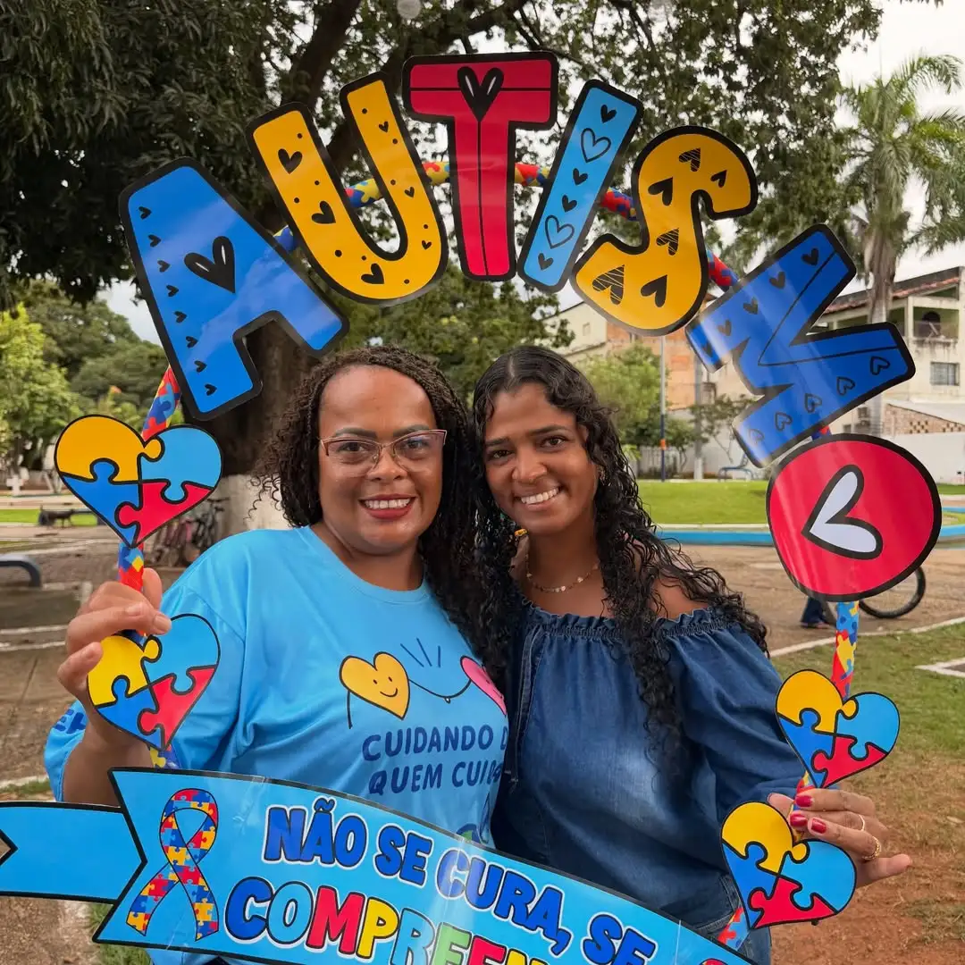 Mulheres com placa do autismo
