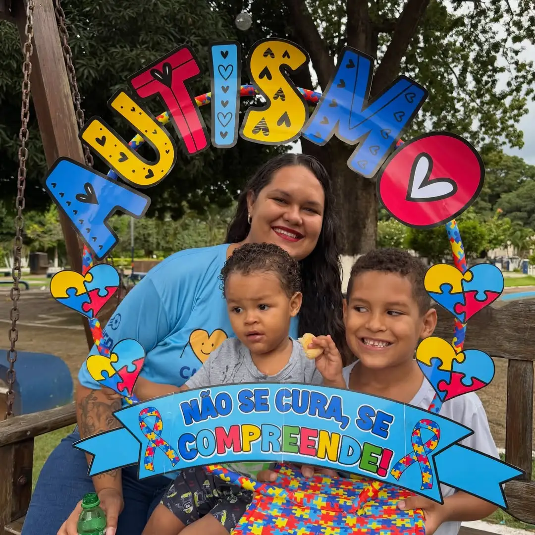 Mulher e crianças autistas